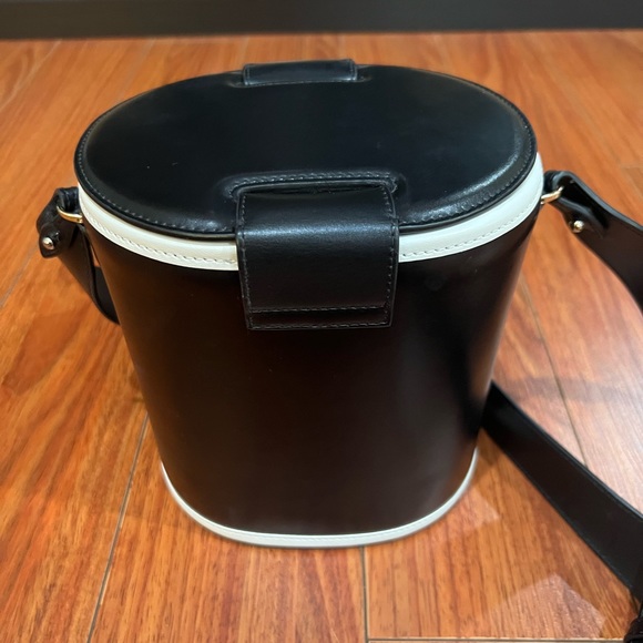 Unique Furla Bucket Bag - Genuine Leather, Like new - Picture 4 of 6